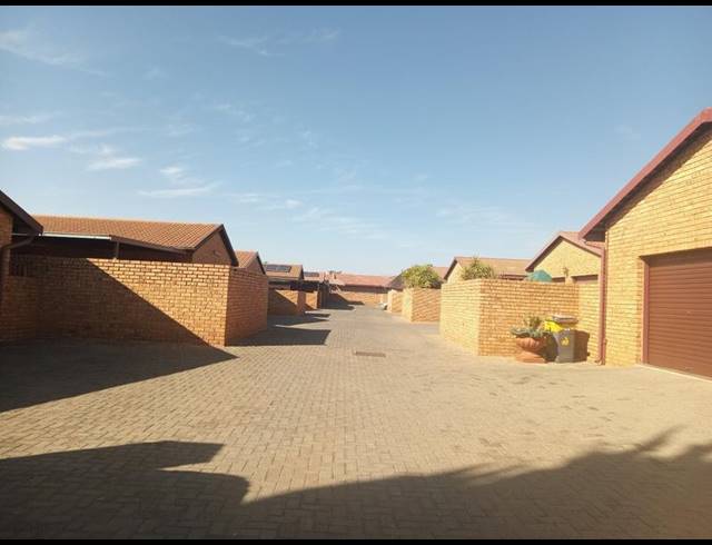 3 BEDROOM TOWNHOUSE FOR SALE IN EIKE PARK